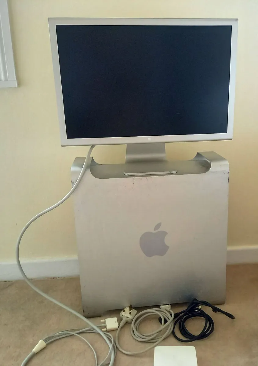 Mac Pro (2009) + 23 inch Apple Cinema HD Display - Image 1