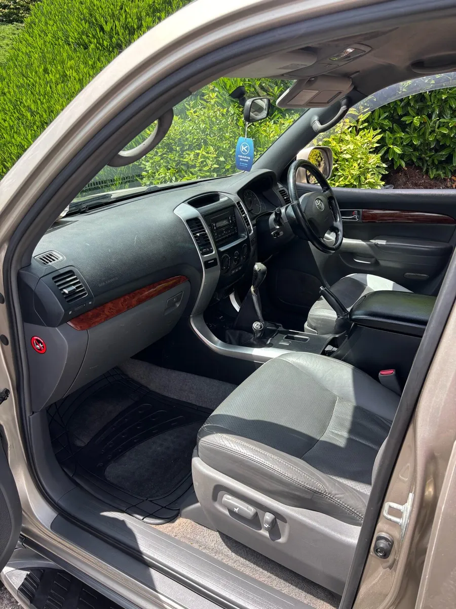 Land Cruiser 5 seat crewcab 333 tax - Image 4