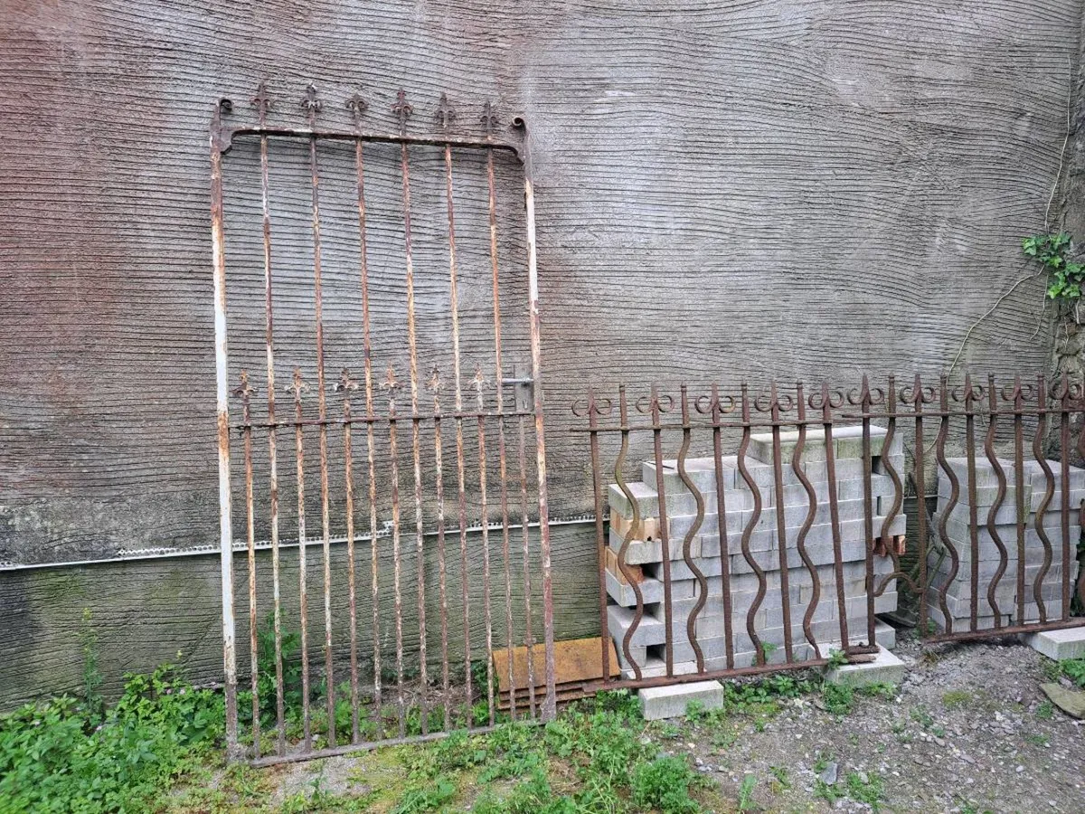 Gates - Image 1