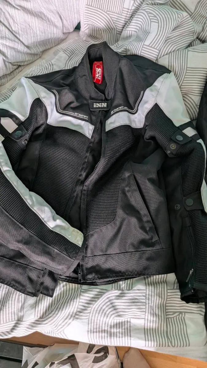 Motorcycle clothing and helmets - Image 3