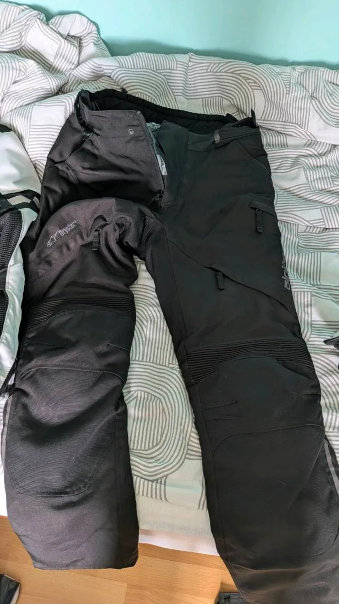 Motorcycle clothing and helmets - Image 4