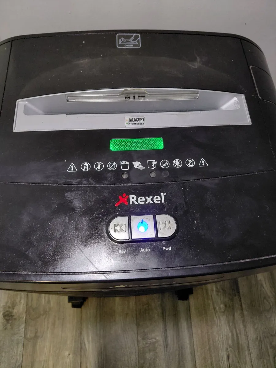 Rexel RDS2270 Strip Cut Paper Shredder - Image 2