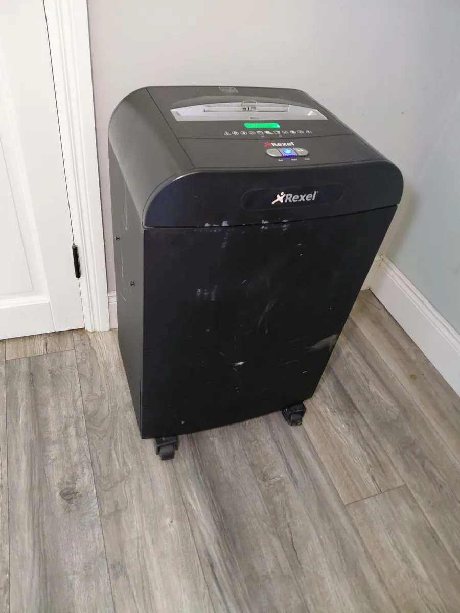 Rexel RDS2270 Strip Cut Paper Shredder - Image 1
