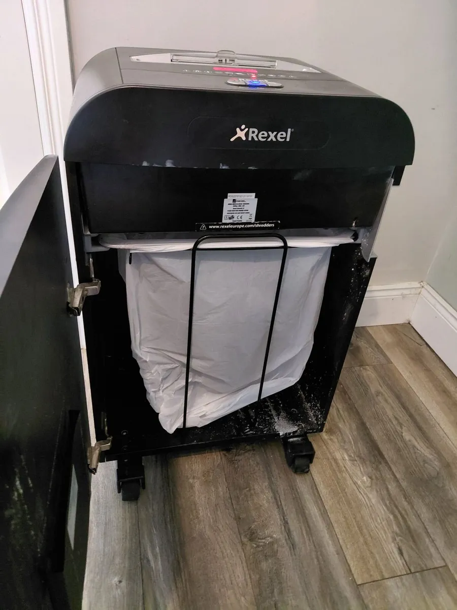 Rexel RDS2270 Strip Cut Paper Shredder - Image 3