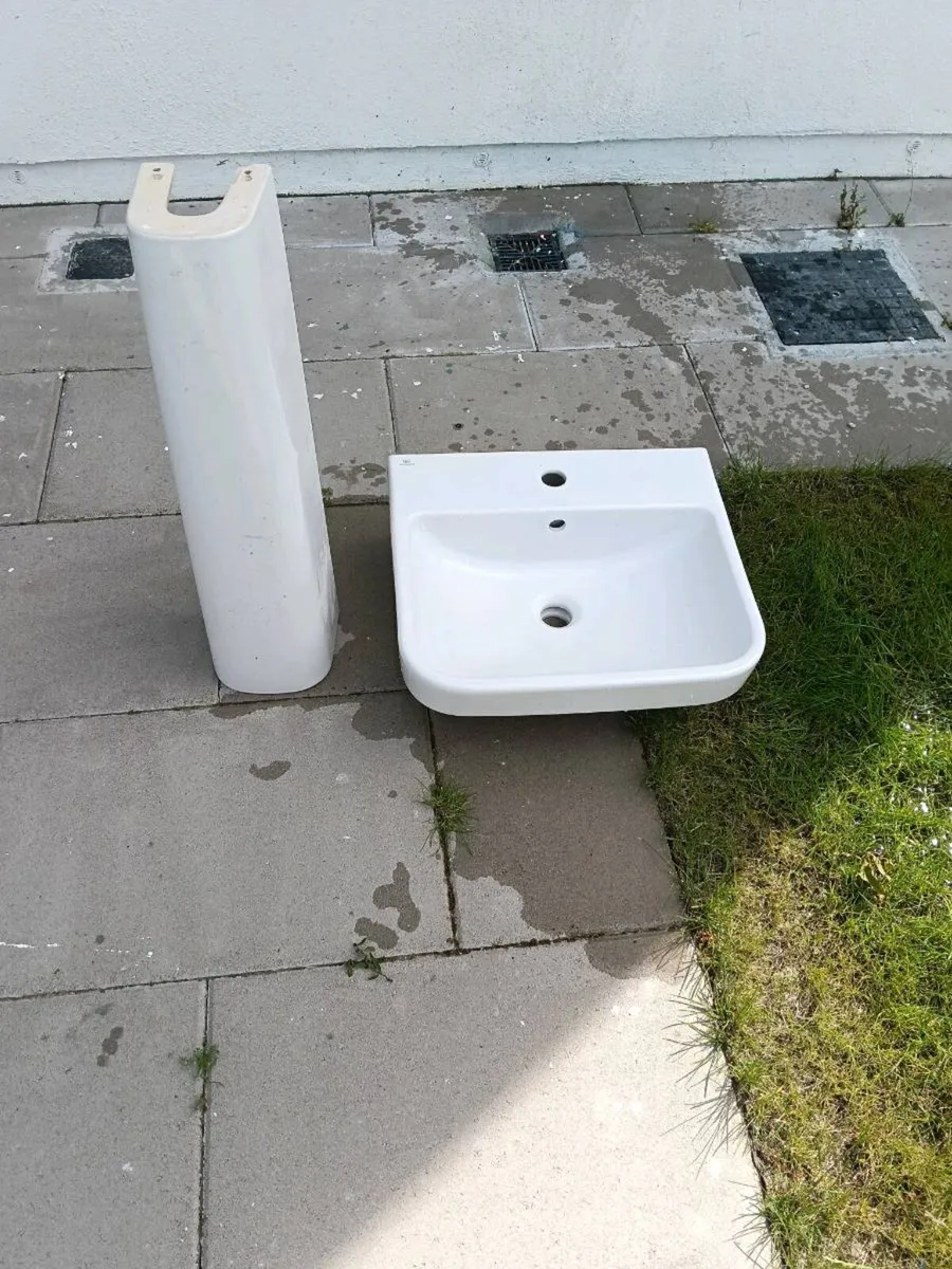 Bathroom Sink with Pedestal – Good Condition