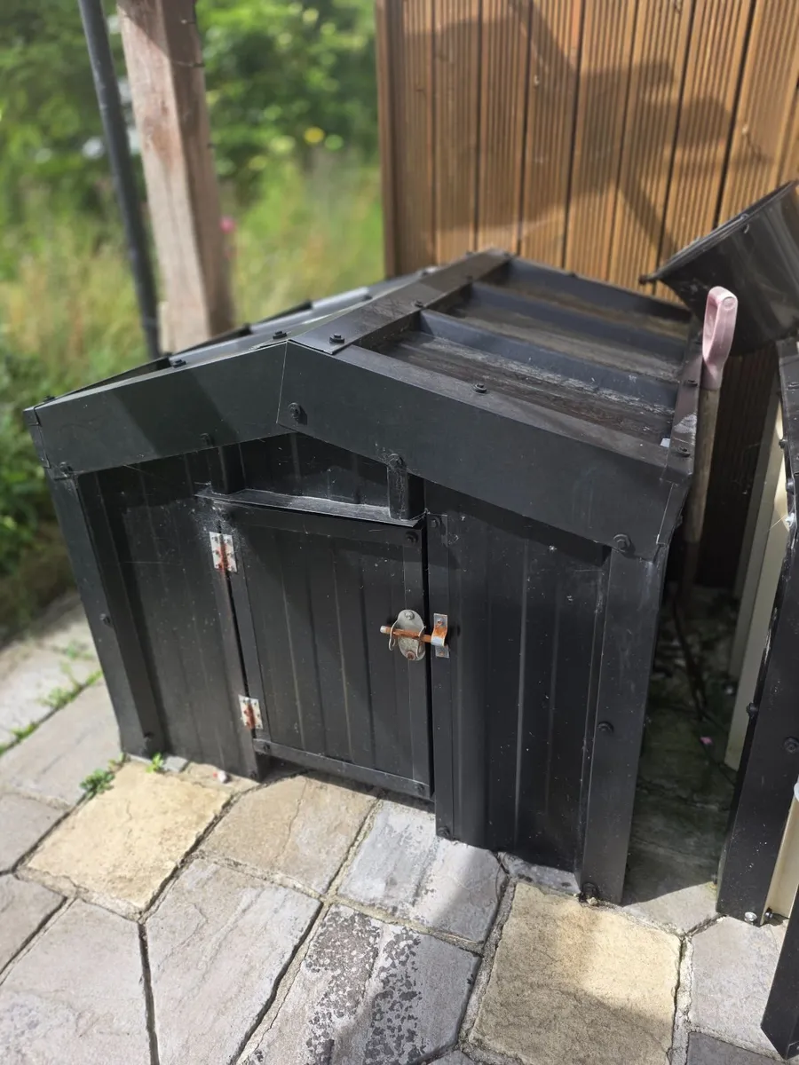 Insulated Dog Kennel - Image 1