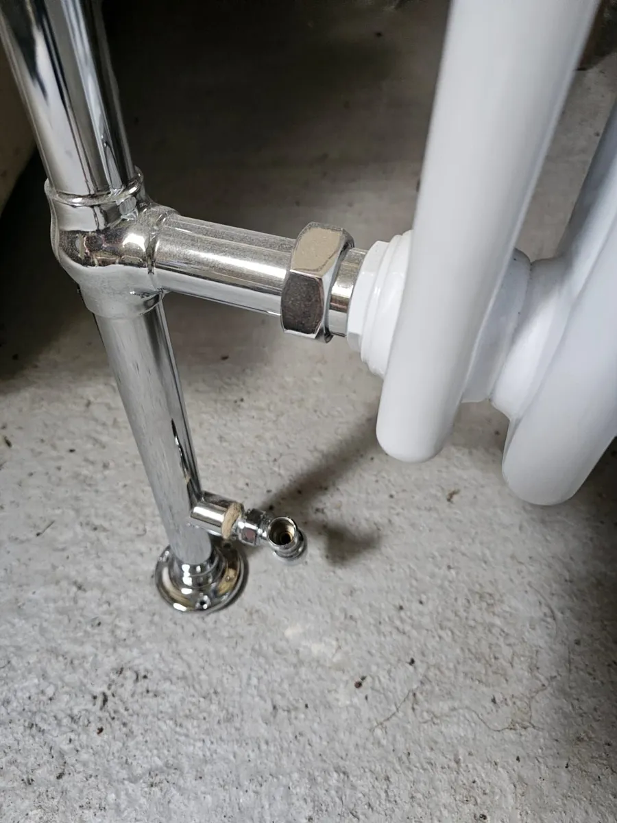 Traditional Towel Rail 952mm High - Steel - Image 1