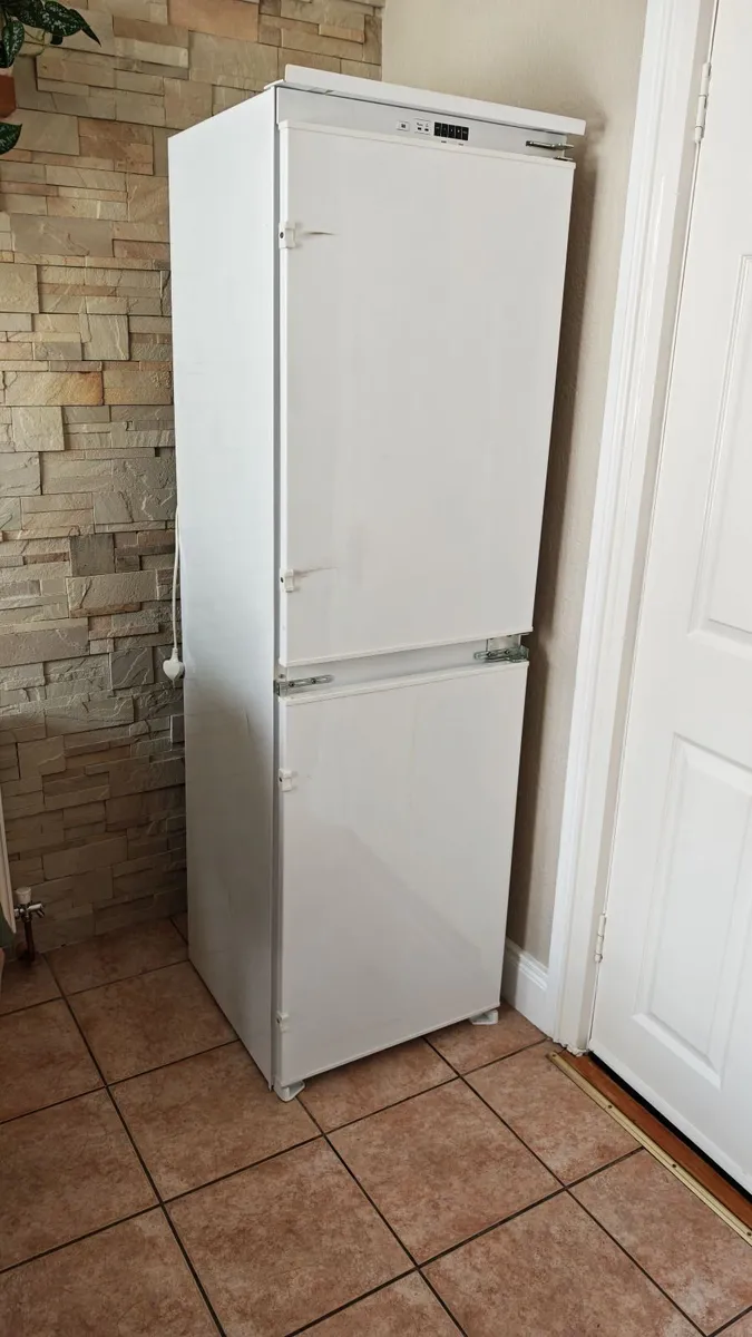 50/50 Fridge Freezer Integrated - Image 4