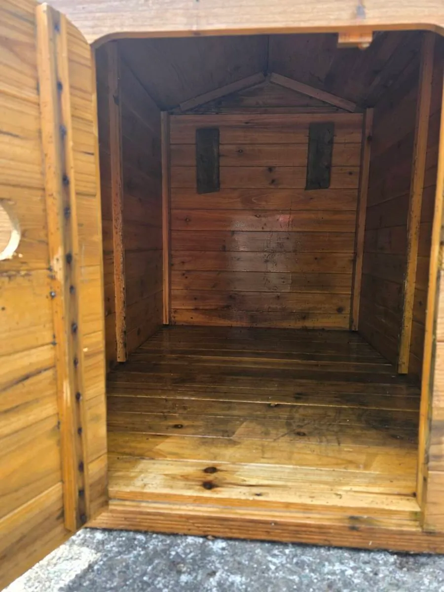 XL dog house, perfect clean and only few time used - Image 3