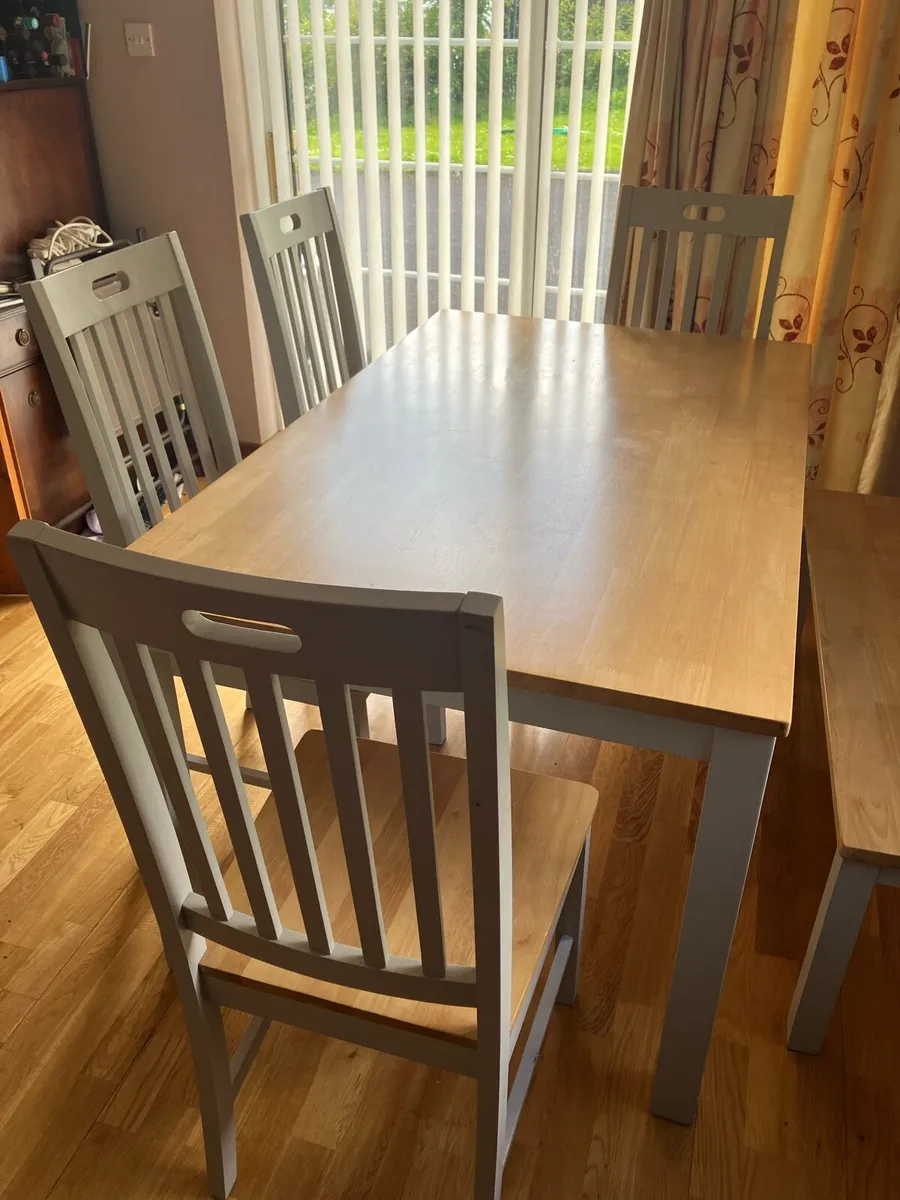Table & chairs - Image 1