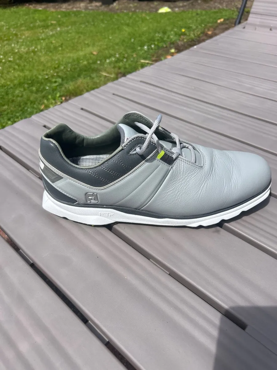 Golf shoes - Image 1