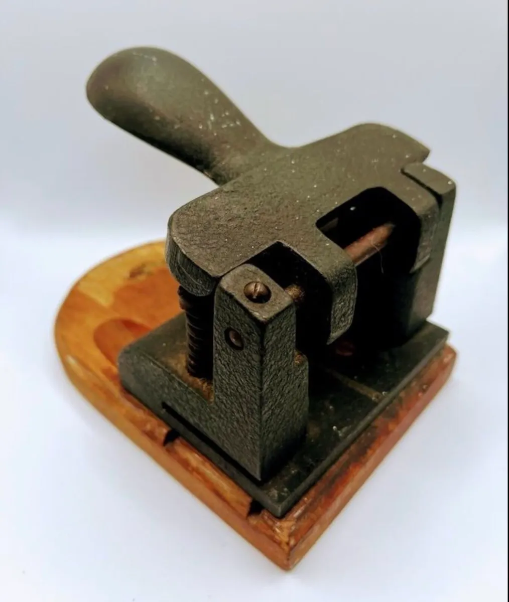 Vintage cast iron  hole punch - Image 1