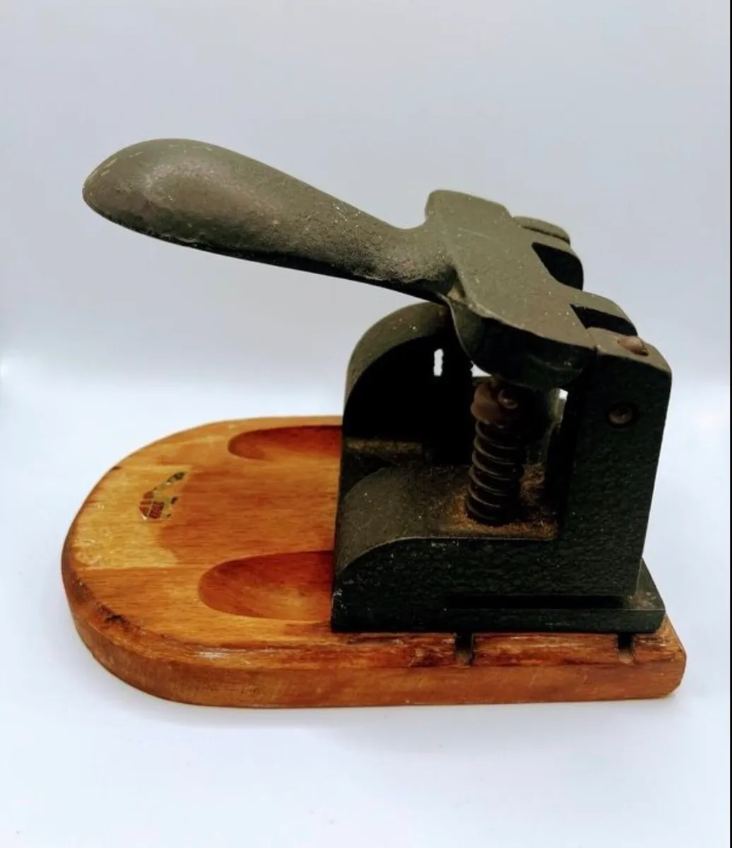 Vintage cast iron  hole punch - Image 2