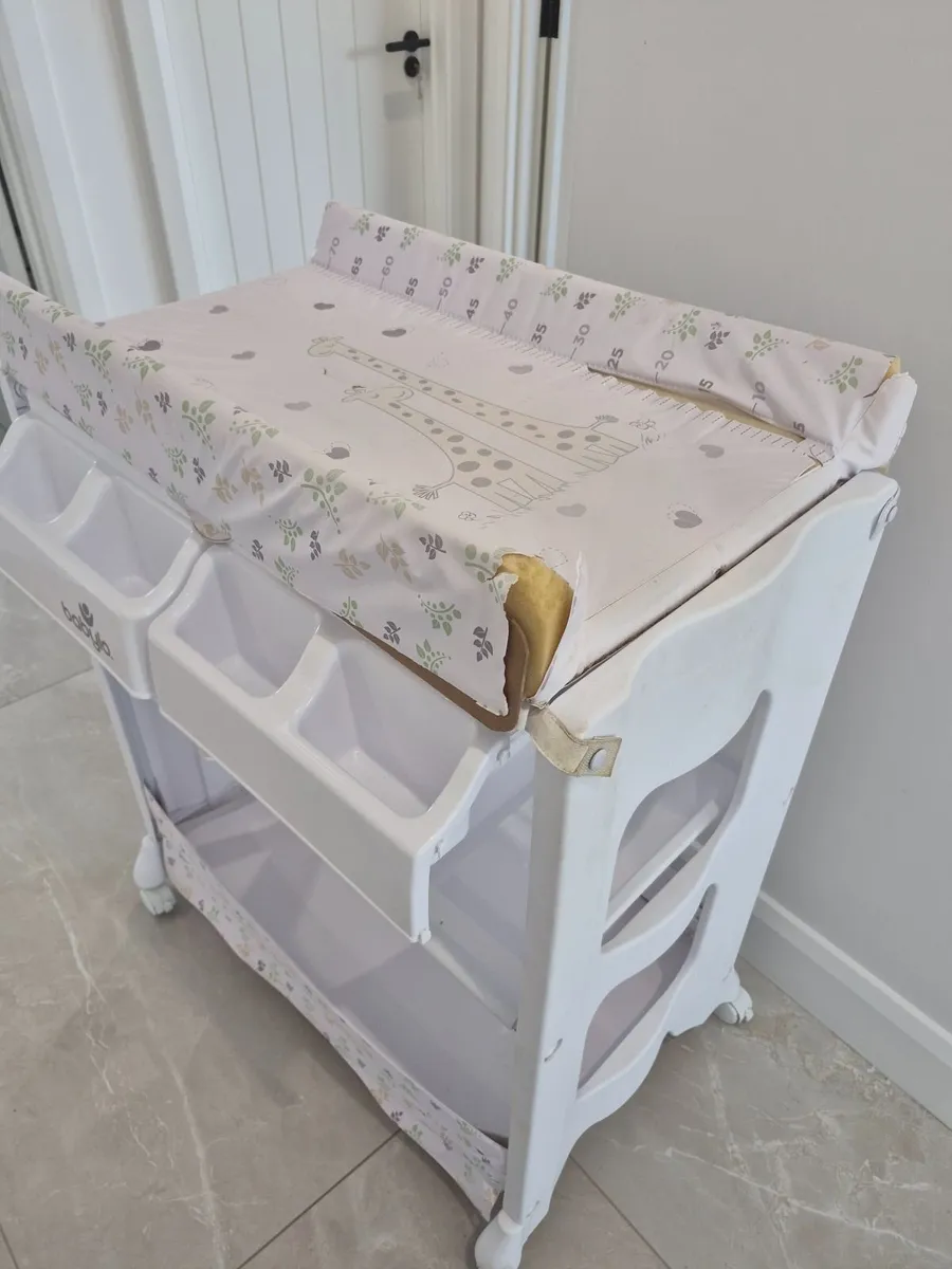 Baby changing unit and bath station - Image 1