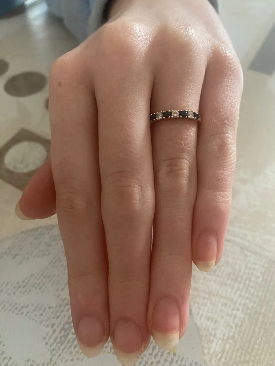 9ct Gold Stoneset Ring - Image 1