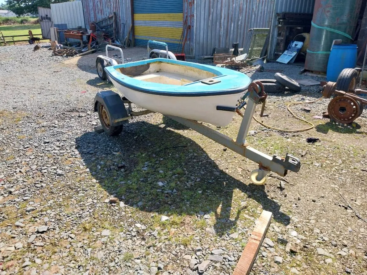 Small boat and trailer - Image 1