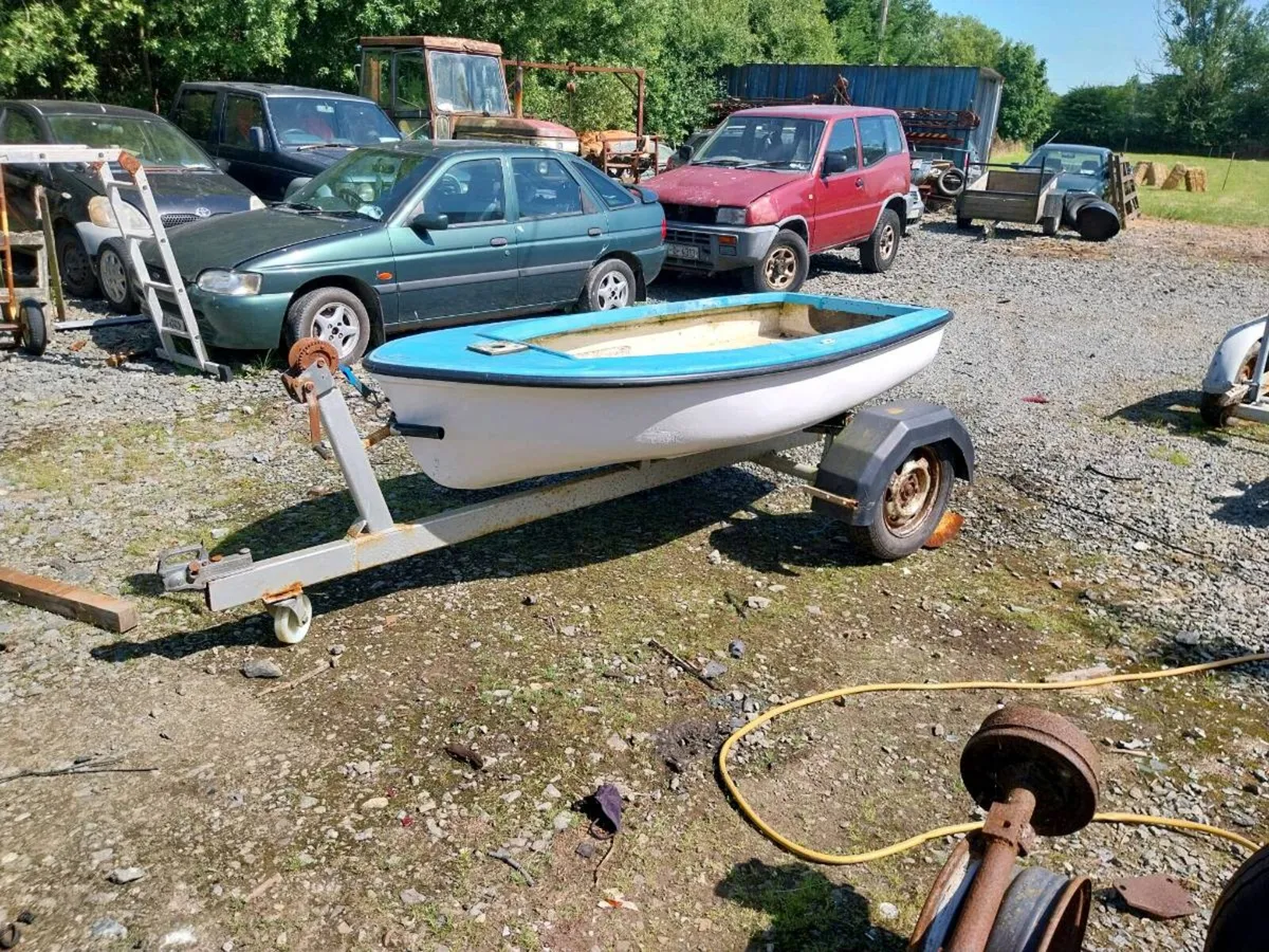 Small boat and trailer - Image 2