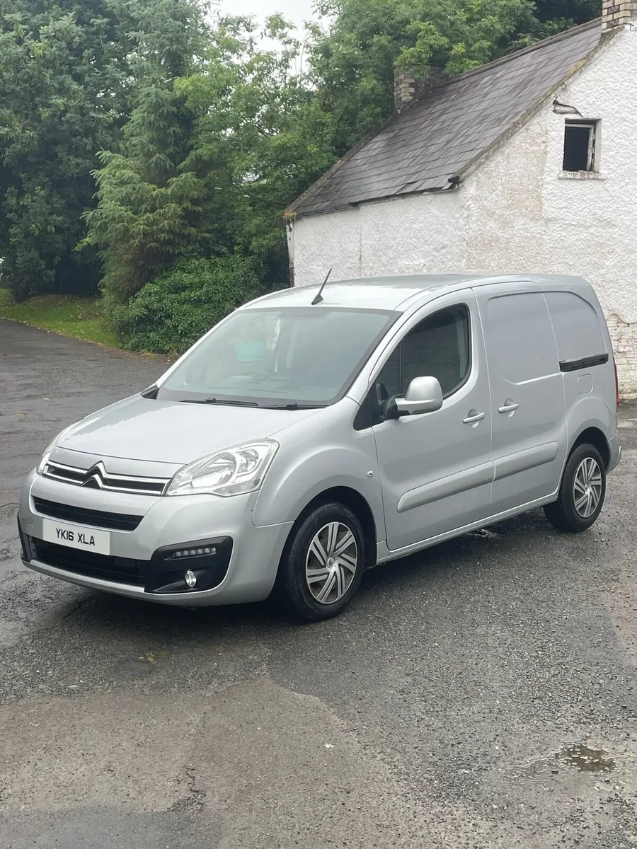 Citroen berlingo  2016 silver - Image 2