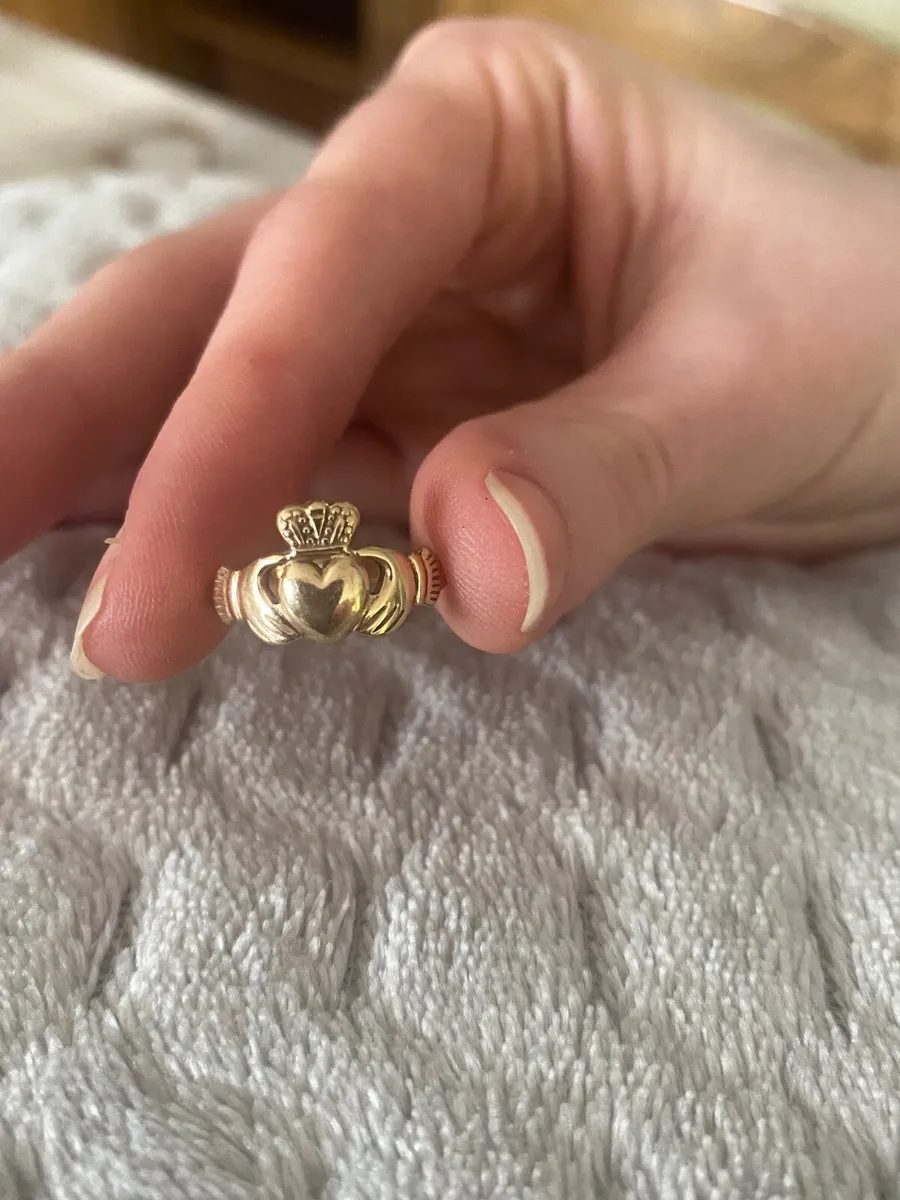9ct Gold Ladies Claddagh Ring - Image 1