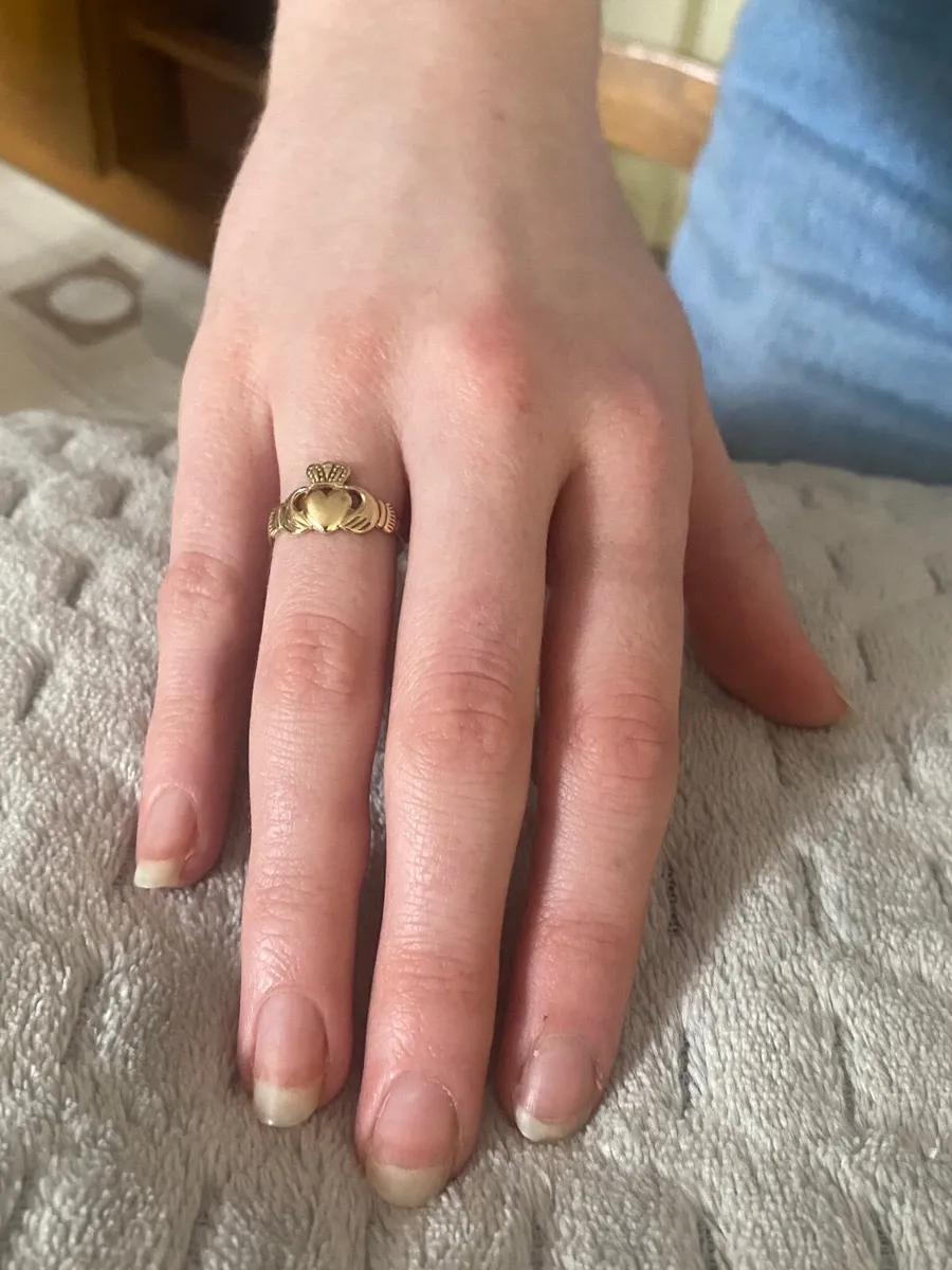 9ct Gold Ladies Claddagh Ring - Image 2