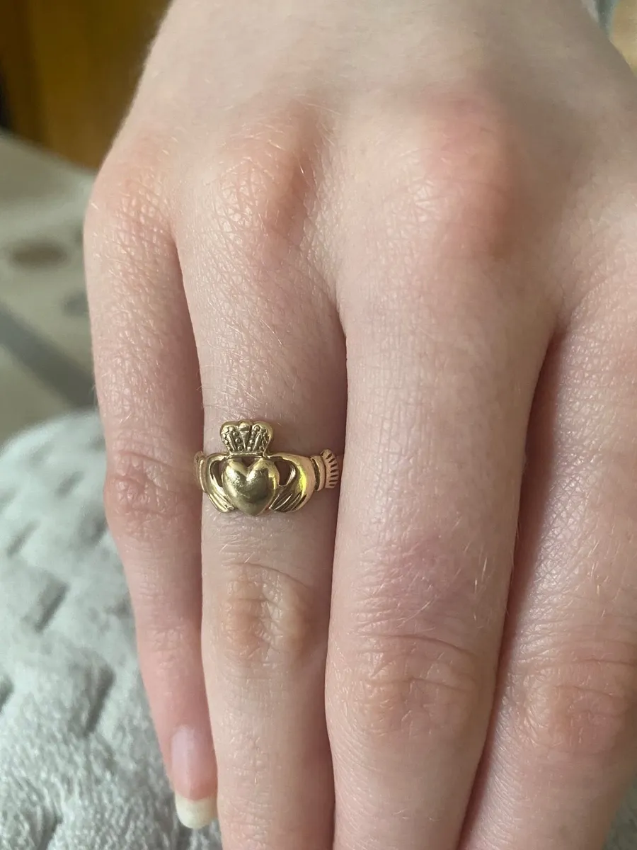 9ct Gold Ladies Claddagh Ring - Image 3