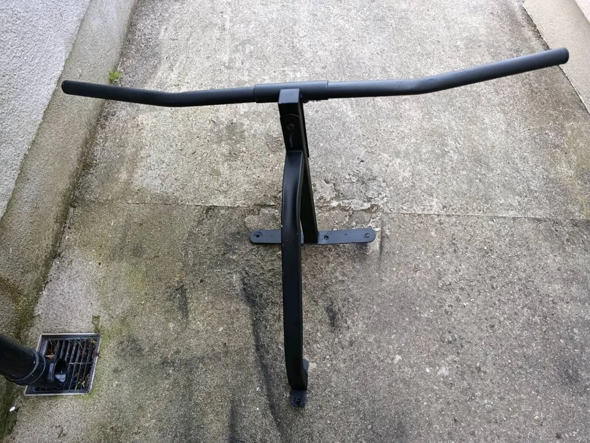 Pull up/chin up bar