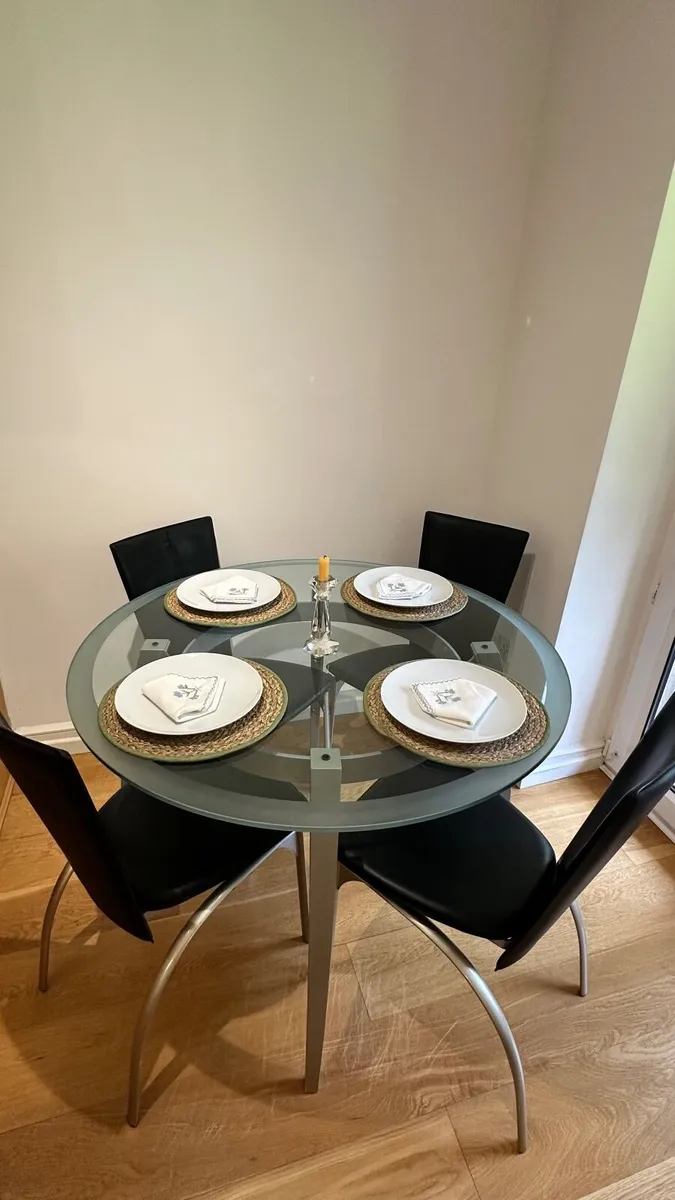 Glass round dining table with 4 chairs - Image 1