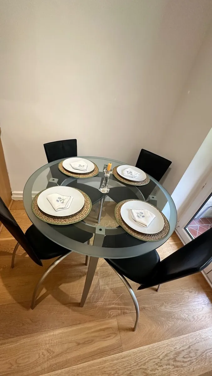 Glass round dining table with 4 chairs - Image 3
