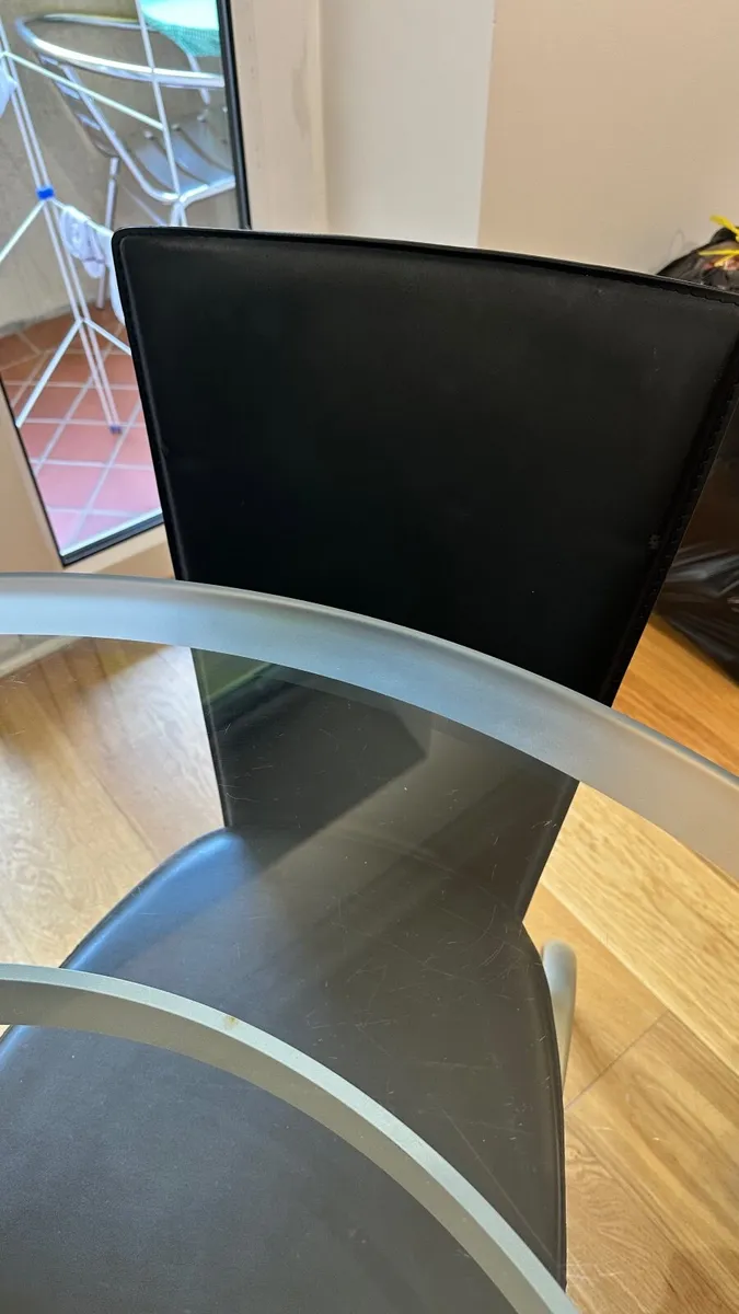 Glass round dining table with 4 chairs - Image 4