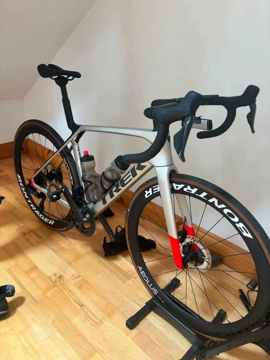 TREK MADONE SL 7 GEN 8 ROAD BIKE - Image 1