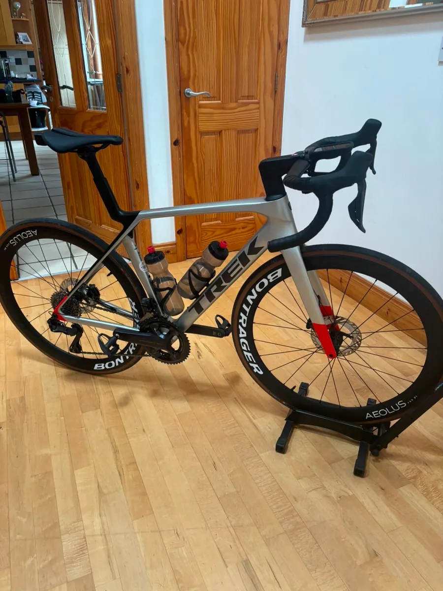 TREK MADONE SL 7 GEN 8 ROAD BIKE - Image 2
