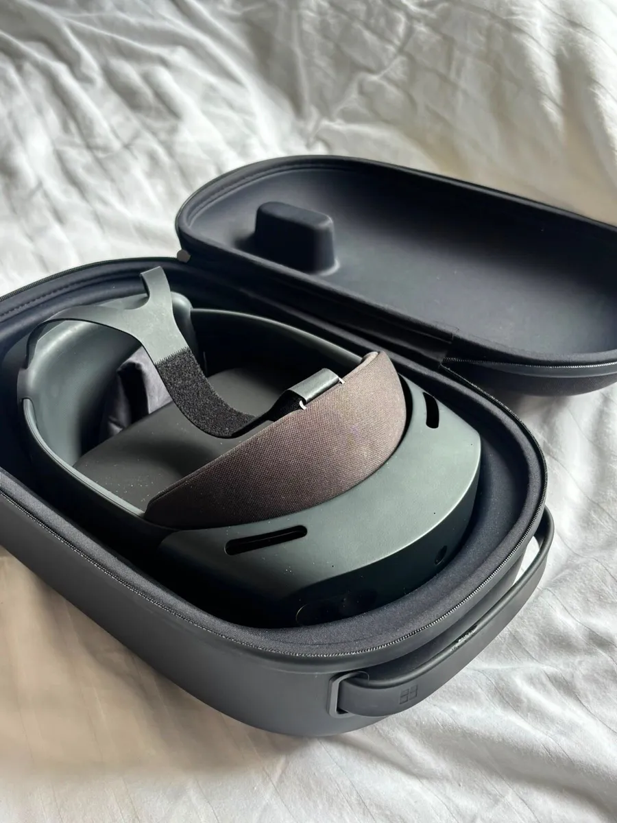 Microsoft HoloLens 2 (VR Headset) - Image 2