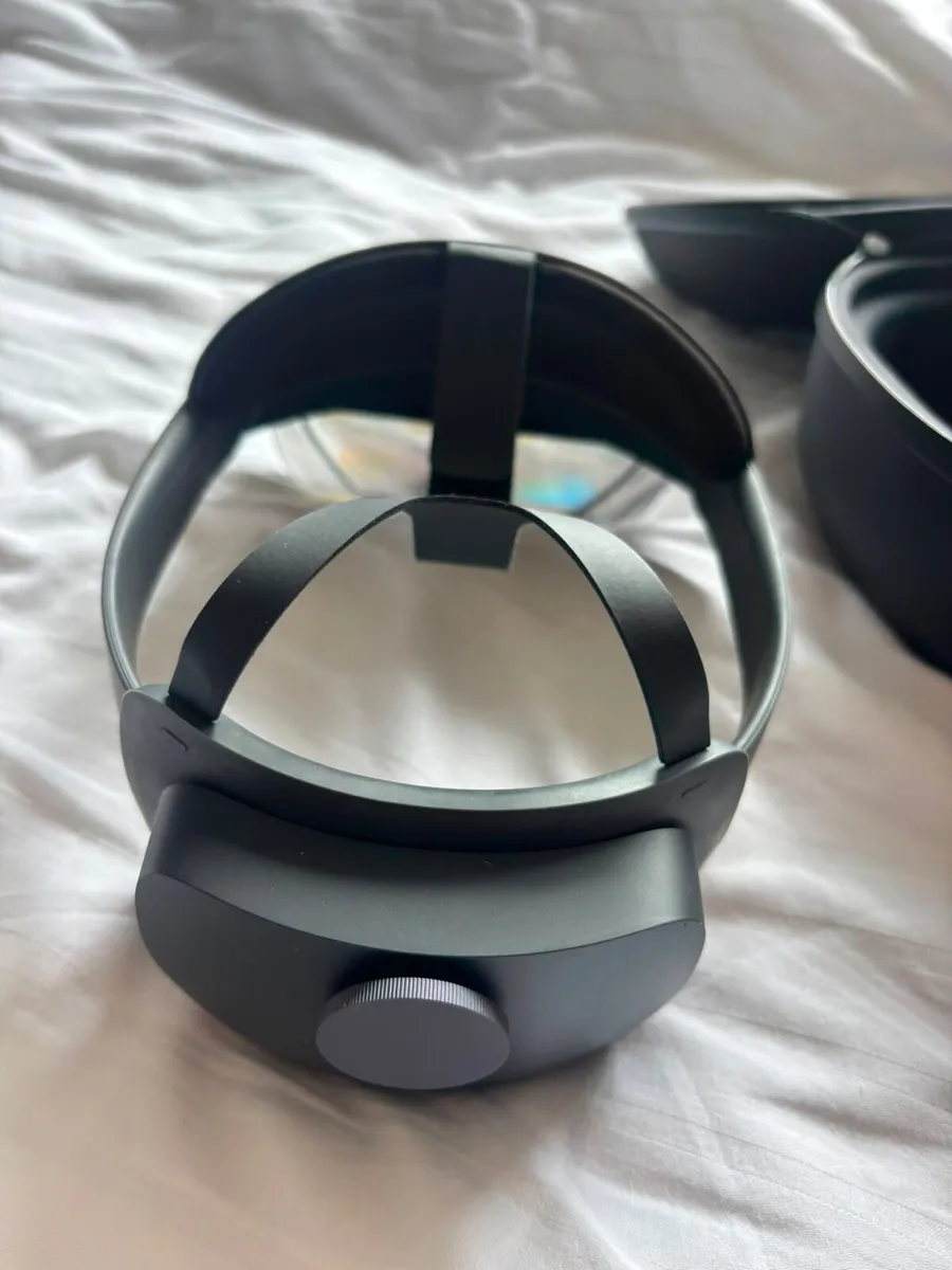 Microsoft HoloLens 2 (VR Headset) - Image 3