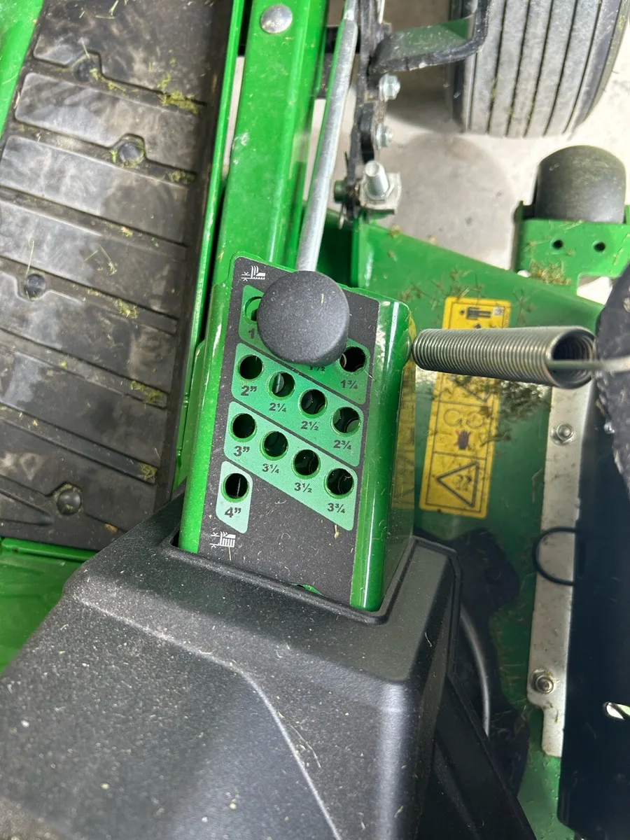 John Deere lawnmower - Image 2