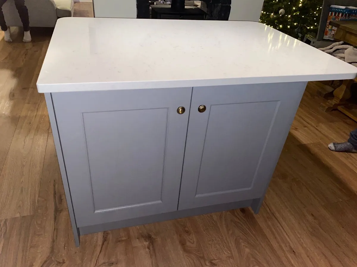 Kitchen island - Image 1
