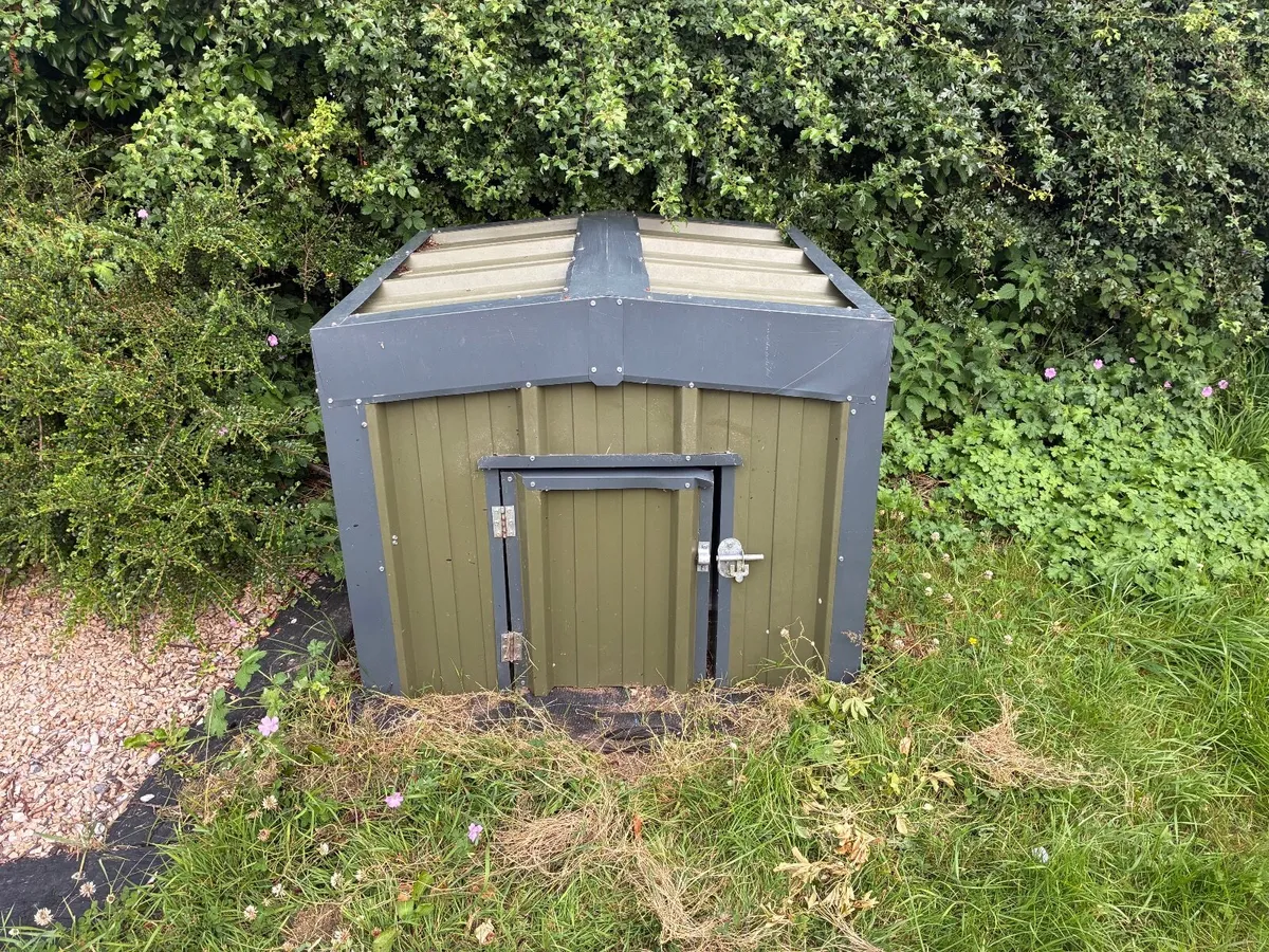 Luxury Insulated Dog Kennel (1m x 1m) - Image 1