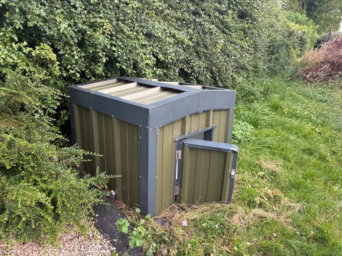 Luxury Insulated Dog Kennel (1m x 1m) - Image 2