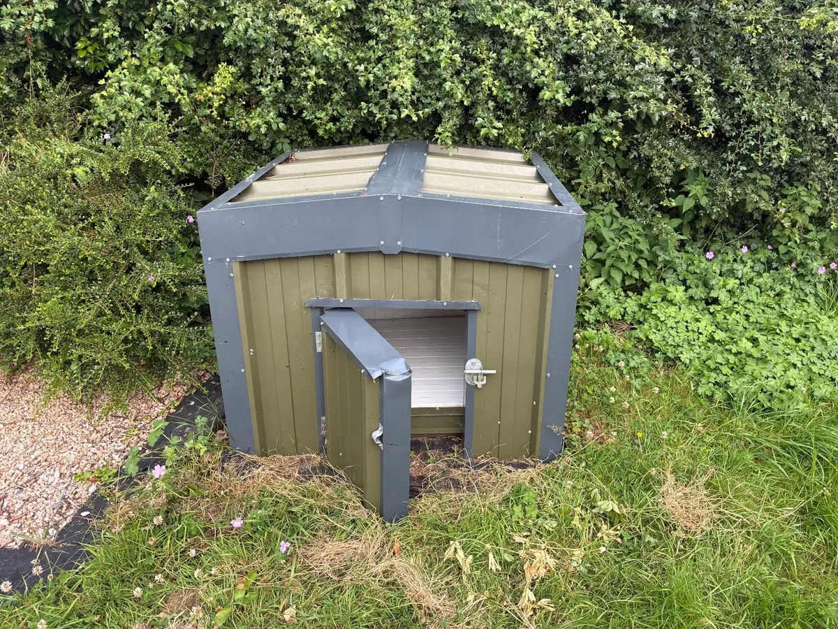 Luxury Insulated Dog Kennel (1m x 1m) - Image 4