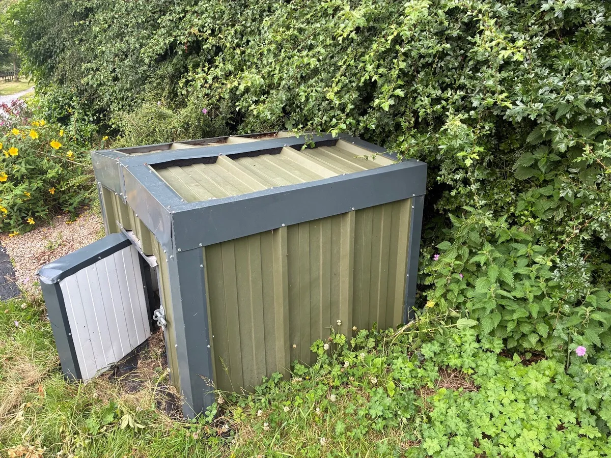 Luxury Insulated Dog Kennel (1m x 1m) - Image 3