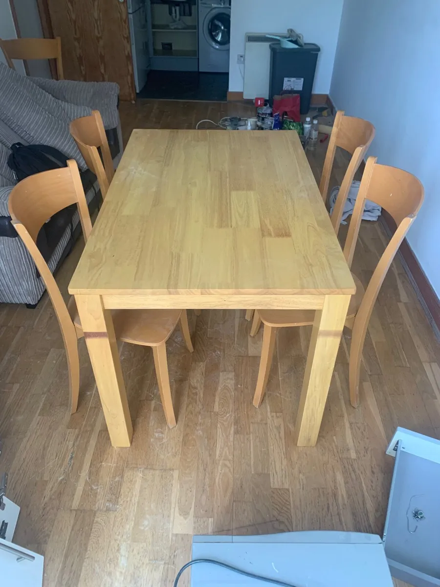 Table and chairs - Image 1