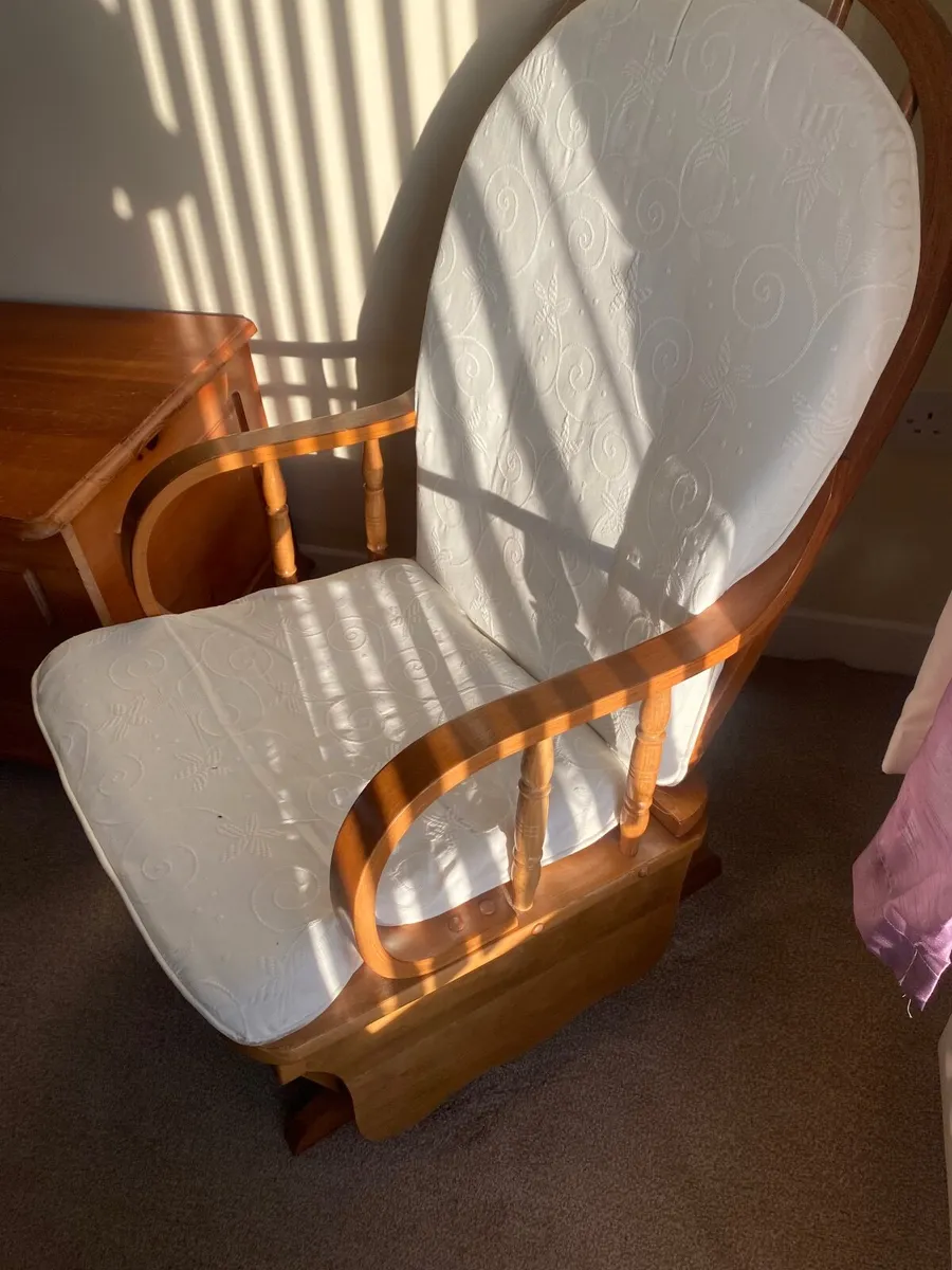3 chairs and a blanket box - Image 1