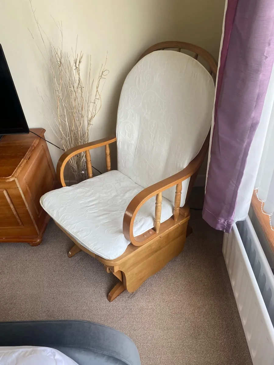 3 chairs and a blanket box - Image 4
