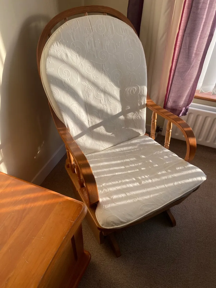 3 chairs and a blanket box - Image 2
