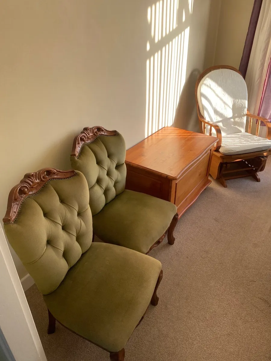 3 chairs and a blanket box - Image 3