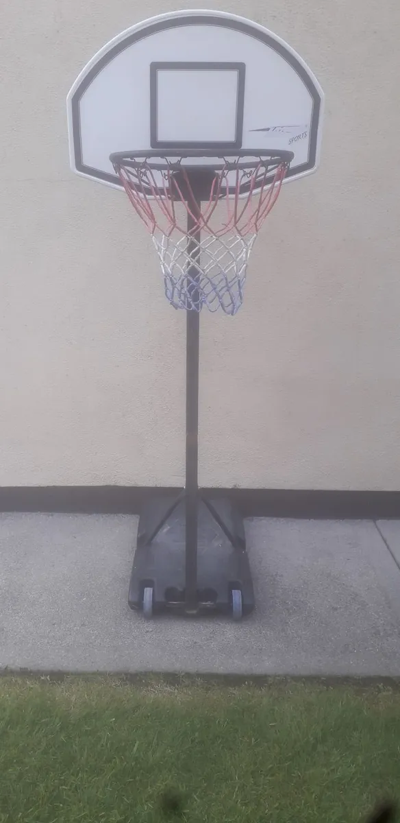 Gazebo. Paddling pool.Basketball stand. - Image 1