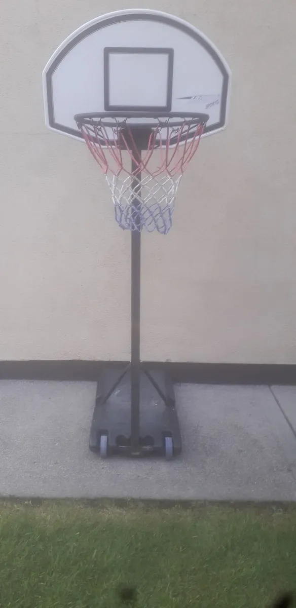 Gazebo. Paddling pool.Basketball stand. - Image 3