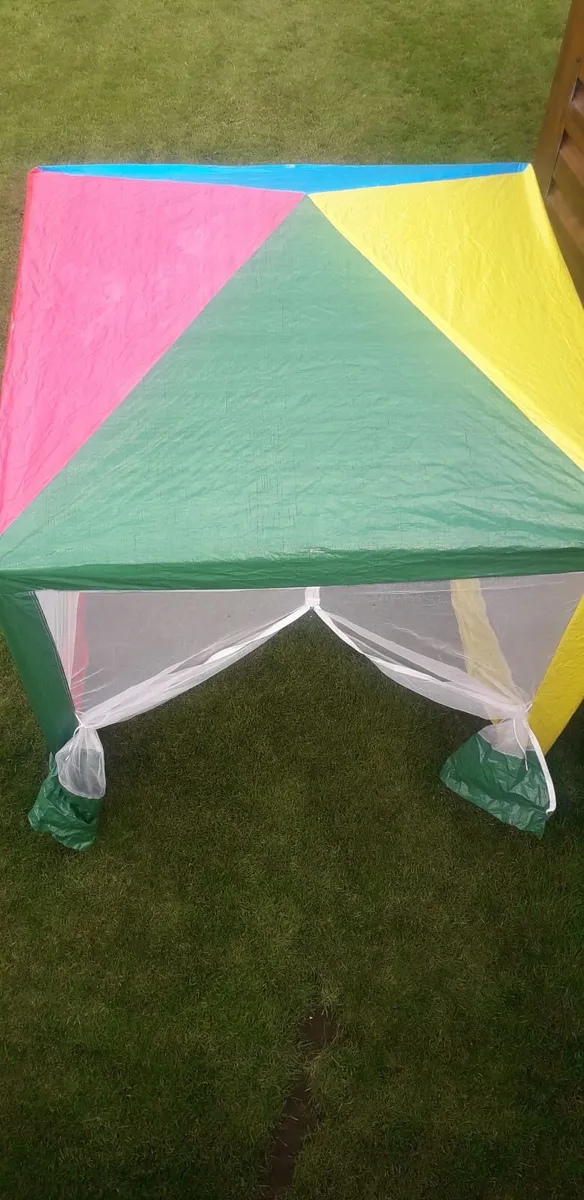 Gazebo. Paddling pool.Basketball stand. - Image 4