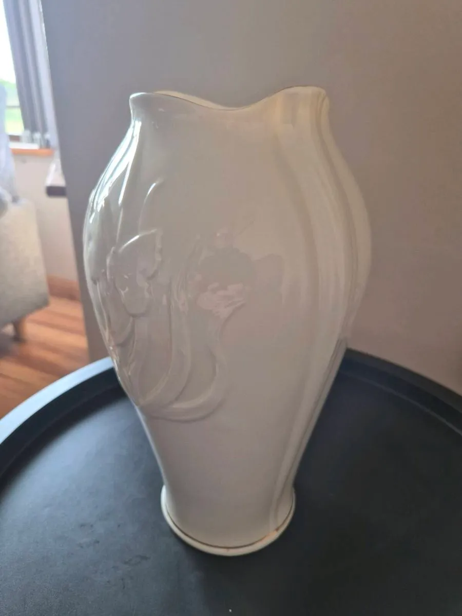 Belleek vases - Image 3