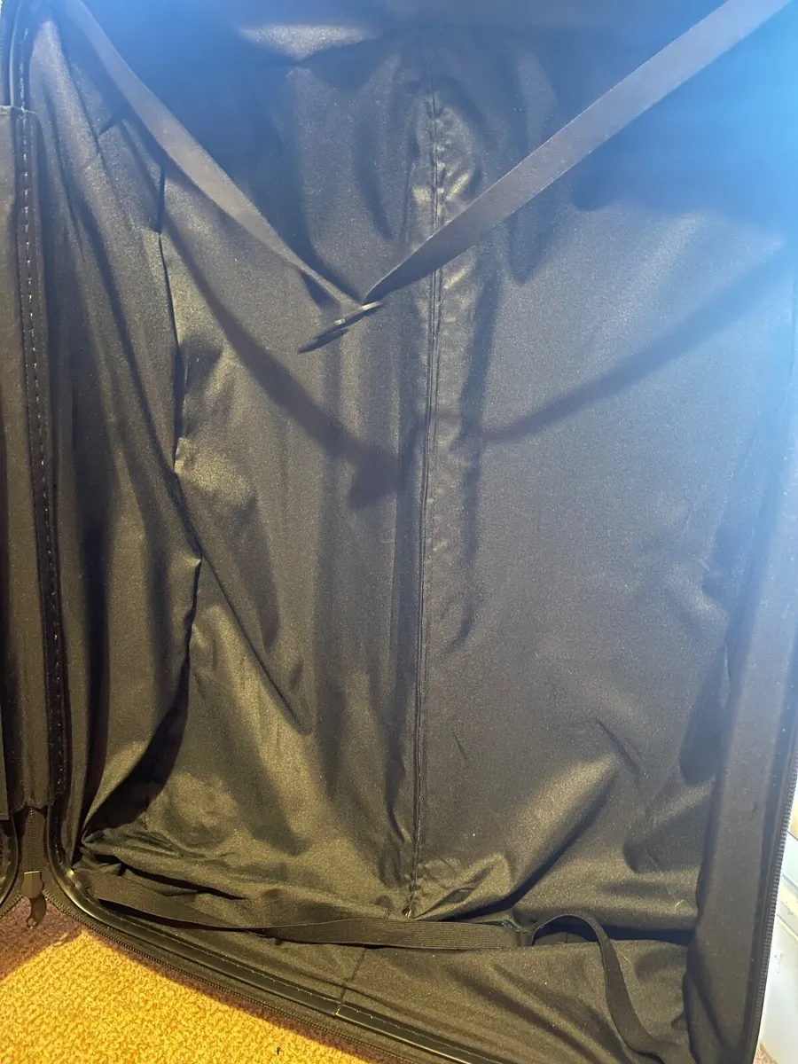 FREE Tripp Large Lightweight Suitcase - Image 4