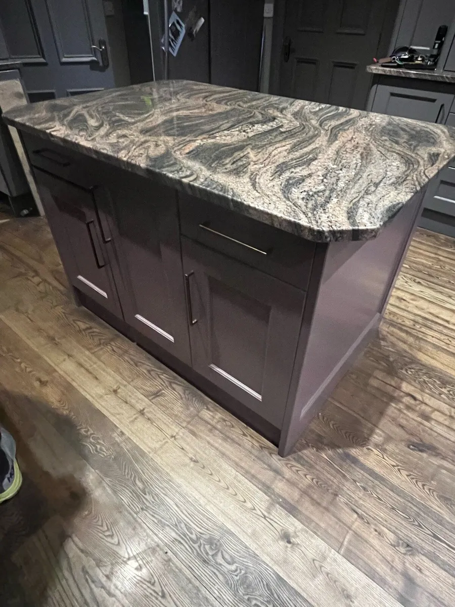 Kitchen island - Image 1